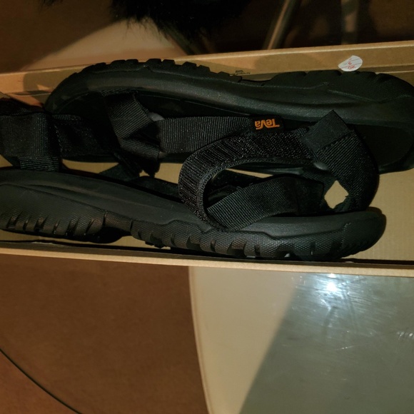 MENS TEVA SANDALS: BRAND NEW WITH BOX NEVE…